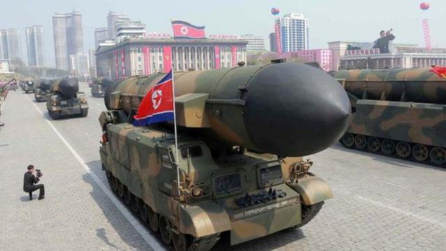 كوريا الشمالية تعرض "نموذج لعبة" لأكبر صواريخها النووية في المتاجر للبيع