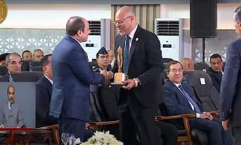   رئيس اتحاد عام نقابات مصر يهدي الرئيس السيسي درعا تذكاريا بمناسبة عيد العمال