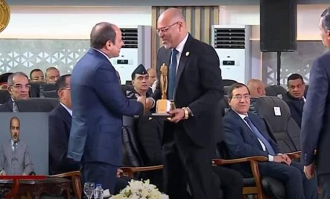 رئيس اتحاد عام نقابات مصر يهدي الرئيس السيسي درعا تذكاريا بمناسبة عيد العمال