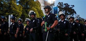   الشرطة الأمريكية تبدأ في إزالة الحواجز حول خيام المتظاهرين بجامعة "يو سي إل أى"