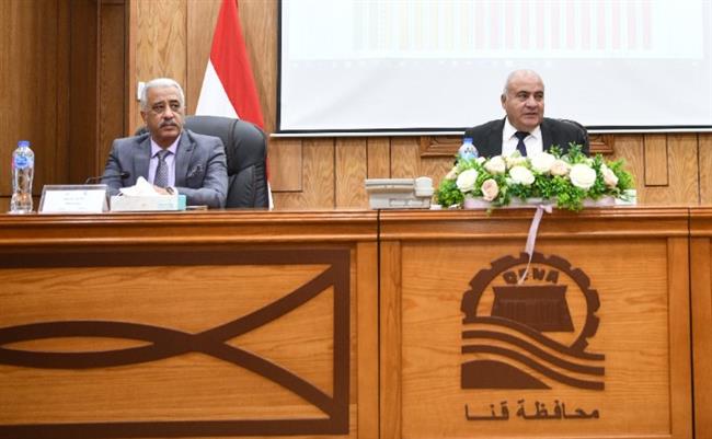 محافظ قنا يتابع الموقف التنفيذى لمشروعات حياة كريمة 
