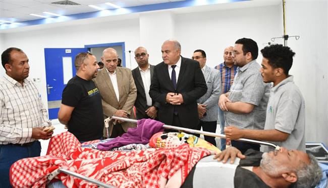 للاطمئنان على حالته الصحية.. محافظ قنا يزور فني كهرباء الوقف بمستشفى الجامعة 