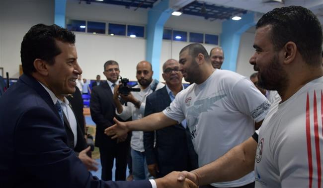 وزير الرياضة يلتقي لاعبي المنتخب المصري لرفع الأثقال بمعسكرهم