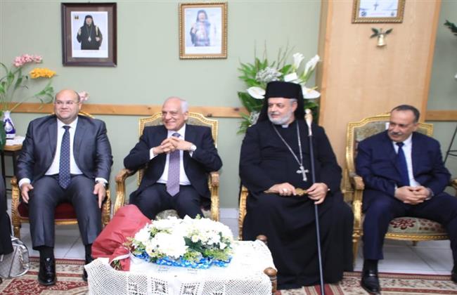 محافظ الجيزة يزور الكنيسة الكاثوليكية لتقديم التهنئة بمناسبة عيد القيامة المجيد