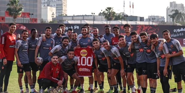 لاعبو الأهلي يحتفلون بالمئوية الأولى لـ محمد عبد المنعم مع الفريق