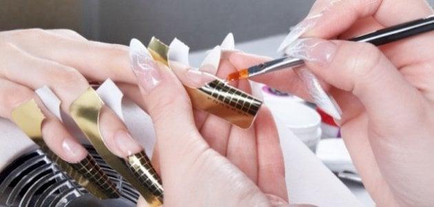 هل تركيب الأظافر الصناعية حرام؟ 