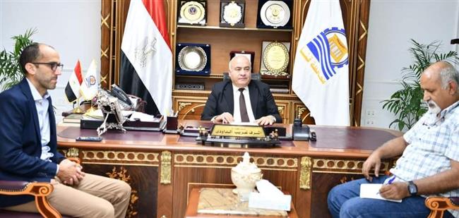 محافظ قنا يبحث إنشاء شركة مساهمة لإدارة منظومة المخلفات 