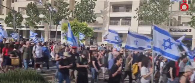 متظاهرون يطالبون بصفقة تبادل محتجزين فورية يغلقون شارعا يؤدي إلى الكنيست