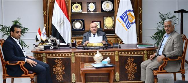 محافظ قنا يبحث سبل حل مشكلة تسريب الكلور من محطات مياه الشرب