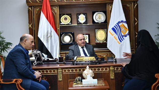 محافظ قنا يستقبل المواطنين ويوجه بفحص طلباتهم وشكاواهم