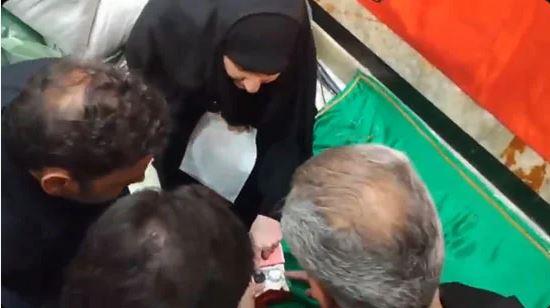 ابنة قاسم سليماني تقدم خاتم والدها ليدفن مع جثمان وزير الخارجية عبد اللهيان