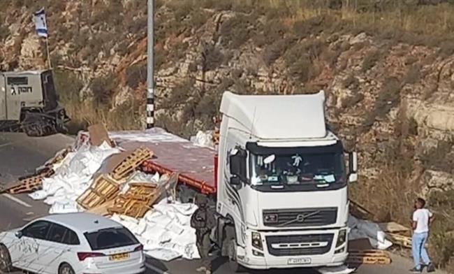 مستوطنون يهاجمون شاحنة مساعدات إنسانية في طريقها لـ غزة