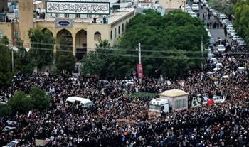 الآلاف يحتشدون في محافظة خراسان الإيرانية لتوديع الرئيس الراحل إبراهيم رئيسي