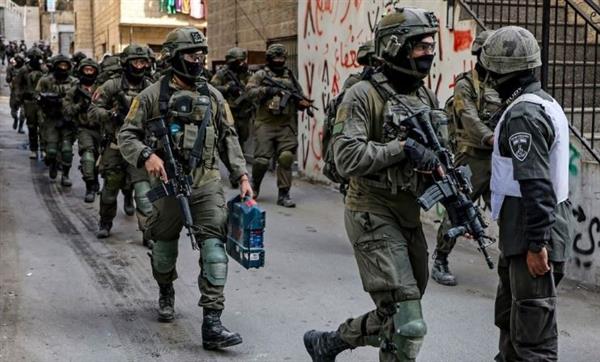 الاحتلال الإسرائيلي يعتقل 18 فلسطينيًا من الضفة الغربية
