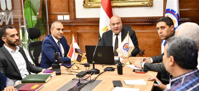 من داخل مركز سيطرة الشبكة الوطنية.. محافظ قنا يتابع سير العمل بملف التصالح  