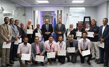 محافظ أسوان يكرم المساهمين بمركز نظم المعلومات و التحول الرقمي