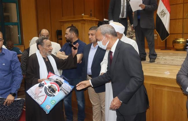 محافظ القليوبية يسلم ملابس الإحرام لحجاج الجمعيات الأهلية
