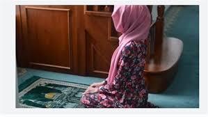 بسبب الحر الشديد .. حكم صلاة المرأة بالبيجامة؟