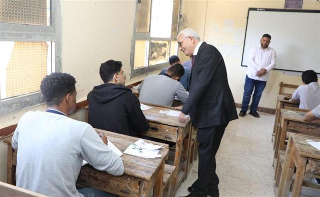 وزير التعليم يتفقد امتحانات الدبلومات الفنية بالقاهرة