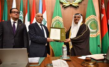 البرلمان العربي يمنح رئيس مجلس النواب الليبي وسام التميز العربي
