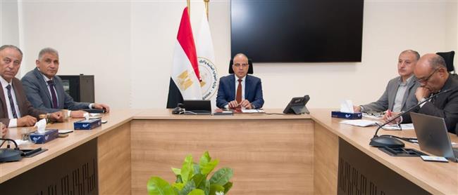 وزير الري يتابع خطة عمل صيانة وإحلال المنشآت المائية