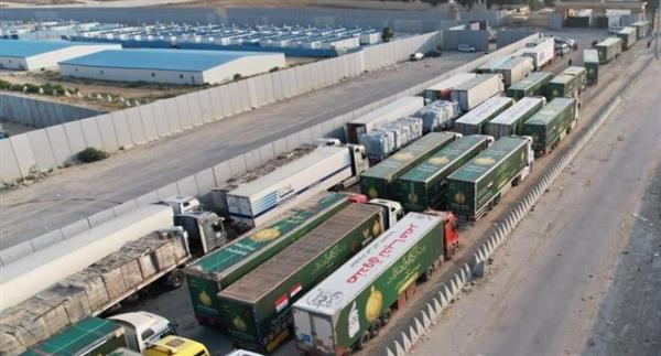مصدر رفيع المستوى: قوافل الإغاثة المصرية بدأت في التدفق إلى غزة