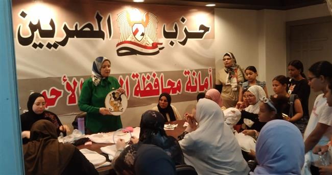 حزب المصريين ينظم دورات لتعليم السيدات "فنون التطريز" بالبحر الأحمر| صور