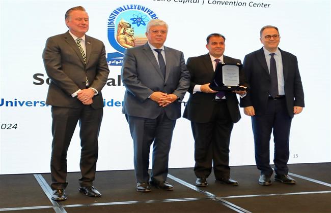 وزير التعليم العالي يكرم رئيس جامعة جنوب الوادي لافتتاح مركز التطوير المهني فرع الغردقة