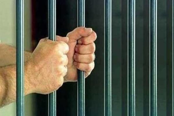 حبس عاطل 4 أيام لاتهامه بسرقة المتعلقات الشخصية من داخل السيارات فى البساتين