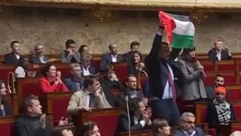 نائب فرنسي يرفع العلم الفلسطيني داخل الجمعية الوطنية الفرنسية