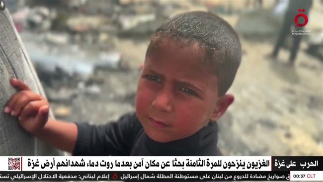 "الغزيون" يبحثون عن متاعهم وسط رماد محرقة تل السلطان بـ رفح الفلسطينية