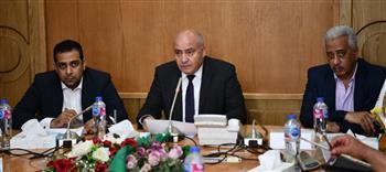 محافظ قنا يستعرض الموقف المالي والتنفيذي لمشروعات الربع الأخير من الخطة الاستثمارية