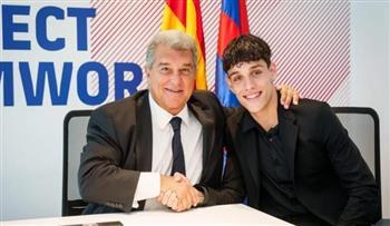 برشلونة يمدد عقد مدافعه الشاب هيكتور فورت حتى 2026