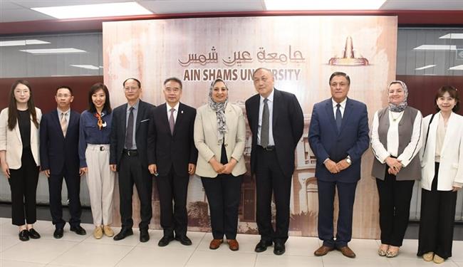 جامعة عين شمس تبحث التعاون مع المؤسسة الوطنية الصينية