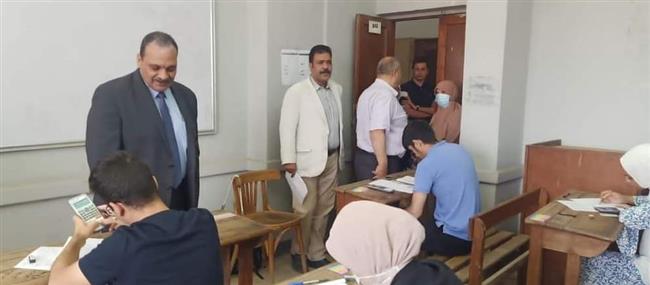 نائب رئيس جامعة بنها يواصل جولاته التفقدية لسير الامتحانات بكلية الهندسة 