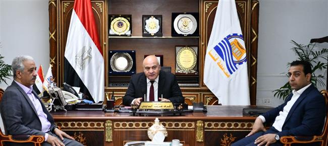 الداودي يتابع الموقف التنفيذى لمشروع السوق الحضارية بمجمع المواقف بقنا