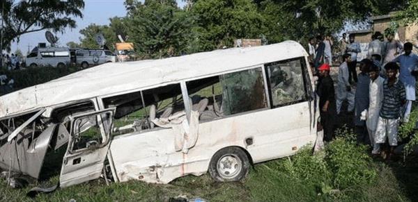 مصرع وإصابة 41 شخصا جراء حادث تحطم حافلة في باكستان