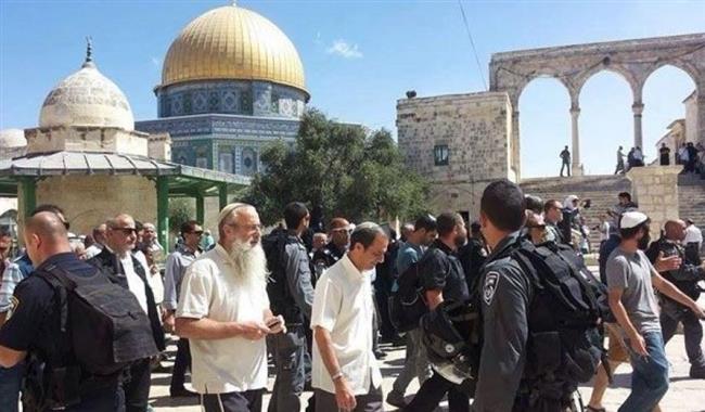 مستوطنون يقتحمون الأقصى ويؤدون طقوسا تلمودية بحماية شرطة الاحتلال