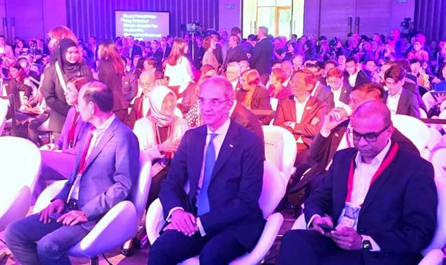 وزير الاتصالات يشارك في فعاليات جلسات اليوم الأول لقمة "آسيا تك" بـ سنغافورة 