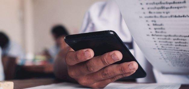 "الداخلية" تضبط شخصا لمحاولته تداول امتحانات عبر "واتس آب"