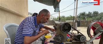 خياطون في غزة يضيقون الملابس لتناسب أجسام الفلسطينيين الجوعى