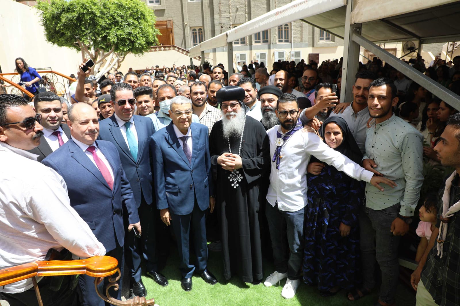 محافظ المنيا يزور المطرانيات ويقدم التهنئة للأخوة الأقباط بـ عيد القيامة المجيد