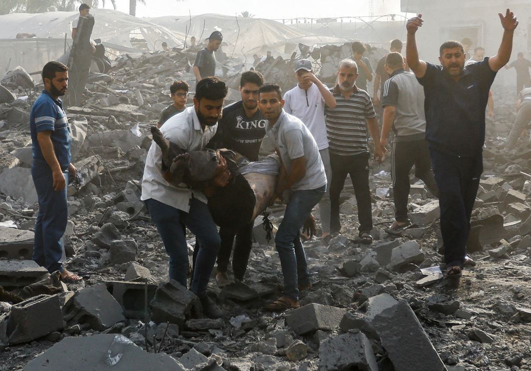 18 شهيدًا على الأقل منذ الصباح في قطاع غزة .. والاحتلال يواصل القصف