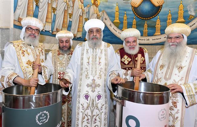 البابا تواضروس يصلي طقس إيداع الخميرة المقدسة للميرون الجديد بـ دير الأنبا بيشوي