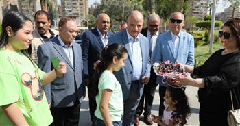   محافظ القاهرة يشارك المواطنين فى احتفالات شم النسيم بالحديقة الدولية