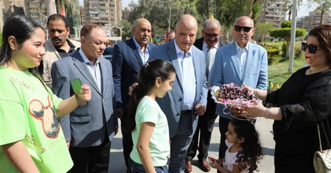 محافظ القاهرة يشارك المواطنين فى احتفالات شم النسيم بالحديقة الدولية