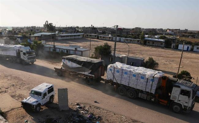 استمرار دخول المساعدات إلى الجانب الفلسطيني وسط العراقيل الإسرائيلية