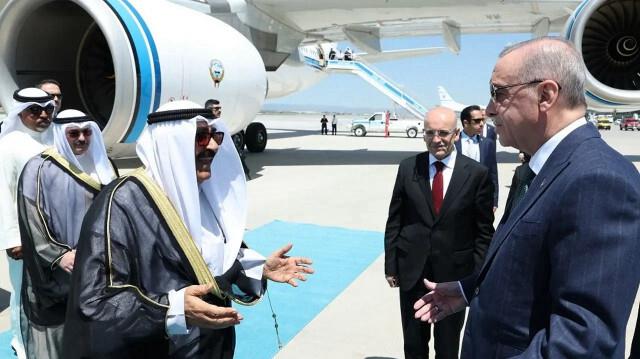الرئيس التركي يستقبل أمير الكويت في مطار أنقرة