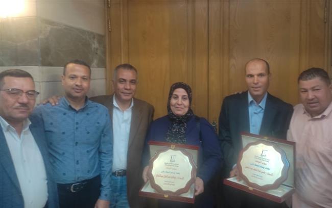 احتفالاً بعيد العمال.. مجدي البدوي يكرم العاملين بـ دار المعارف ومجلة أكتوبر