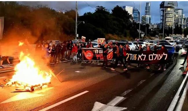 إسرائيل.. مواجهات بين المحتجين المطالبين بـ صفقة التبادل والشرطة الإسرائيلية في تل أبيب
